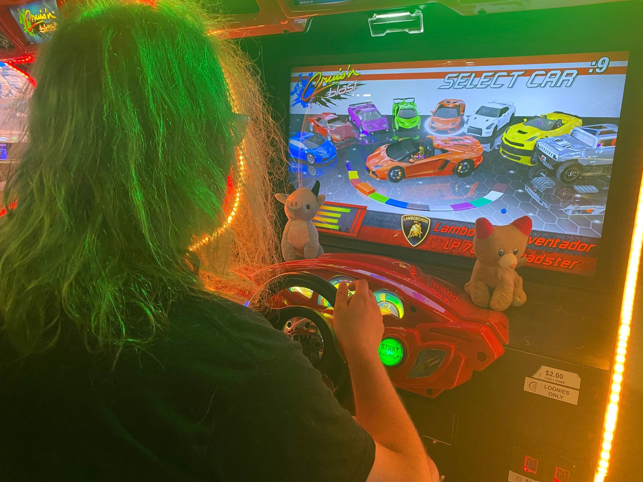 A man with green hair plays a modern driving game, Photo 2